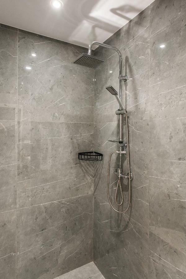 Step One | Luxury Suites Right In The Heart Of Acropolis Next To Metro Station Athen Eksteriør billede